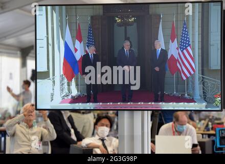 Genf, Schweiz. Juni 2021. Der Schweizer Präsident Guy Parmelin (C), der US-Präsident Joe Biden (R) und der russische Präsident Wladimir Putin (L) sind auf einer Leinwand im Medienzentrum des USA-Russland-Gipfels in Genf, Schweiz, am 16. Juni 2021 zu sehen. US-Präsident Joe Biden und sein russischer Amtskollege Wladimir Putin trafen sich am Mittwoch in der Villa La Grange in Genf, dem ersten persönlichen Treffen der beiden Staats- und Regierungschefs seit Amtsantritt der Regierung Biden am 20. Januar. Kredit: Guo Chen/Xinhua/Alamy Live Nachrichten Stockfoto