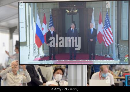 Genf, Schweiz. Juni 2021. Der Schweizer Präsident Guy Parmelin (C), der US-Präsident Joe Biden (R) und der russische Präsident Wladimir Putin (L) sind auf einer Leinwand im Medienzentrum des USA-Russland-Gipfels in Genf, Schweiz, am 16. Juni 2021 zu sehen. US-Präsident Joe Biden und sein russischer Amtskollege Wladimir Putin trafen sich am Mittwoch in der Villa La Grange in Genf, dem ersten persönlichen Treffen der beiden Staats- und Regierungschefs seit Amtsantritt der Regierung Biden am 20. Januar. Kredit: Guo Chen/Xinhua/Alamy Live Nachrichten Stockfoto