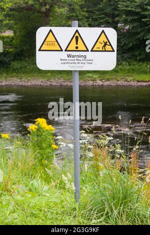 Reihe von typischen Freiwasser schwimmen Warnungen Stockfoto