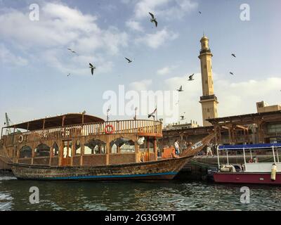 Blick auf traditionelle hölzerne Abra-Boote in Dubai Creek. Stockfoto
