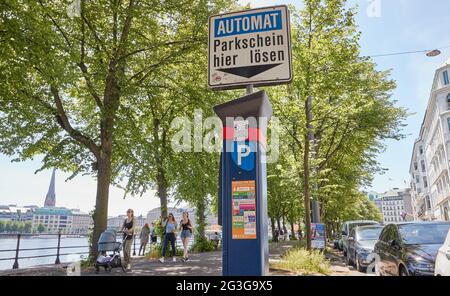 Hamburg, Deutschland. Juni 2021. Am Neuen Jungfernstieg befindet sich ein Parkscheinautomat mit der Aufschrift ''Automat Parkschein hier lösen''. Heute fand unter anderem eine Sitzung des Hamburger Parlaments zum Thema Parkgebühren statt. Quelle: Georg Wendt/dpa/Alamy Live News Stockfoto