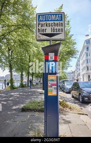 Hamburg, Deutschland. Juni 2021. Am Neuen Jungfernstieg befindet sich ein Parkscheinautomat mit der Aufschrift ''Automat Parkschein hier lösen''. Heute fand unter anderem eine Sitzung des Hamburger Parlaments zum Thema Parkgebühren statt. Quelle: Georg Wendt/dpa/Alamy Live News Stockfoto
