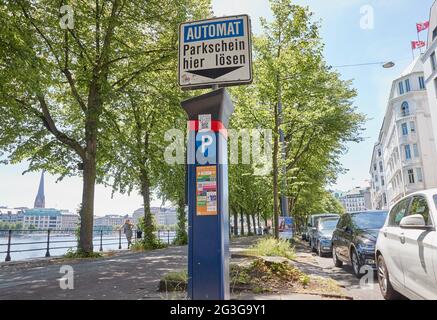 Hamburg, Deutschland. Juni 2021. Am Neuen Jungfernstieg befindet sich ein Parkscheinautomat mit der Aufschrift ''Automat Parkschein hier lösen''. Heute fand unter anderem eine Sitzung des Hamburger Parlaments zum Thema Parkgebühren statt. Quelle: Georg Wendt/dpa/Alamy Live News Stockfoto