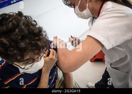 Ankara, Türkei. Juni 2021. Eine Krankenschwester verabreicht einer Person während der Covid-19-Impfoperation im Stadtkrankenhaus von Ankara eine BioNTech-Impfdosis. In der Impfstudie COVID-19 in der Türkei wurde berichtet, dass bis heute 1 Million Menschen geimpft wurden, was einen neuen Rekord darstellt. In der Türkei wird der BioNTech-Sinovac-Impfstoff verwendet, aber in naher Zukunft werden die Sputnik-Impfstoffe in der COVID-19-Impfkampagne eingesetzt. (Foto von Tunahan Turhan/SOPA Images/Sipa USA) Quelle: SIPA USA/Alamy Live News Stockfoto