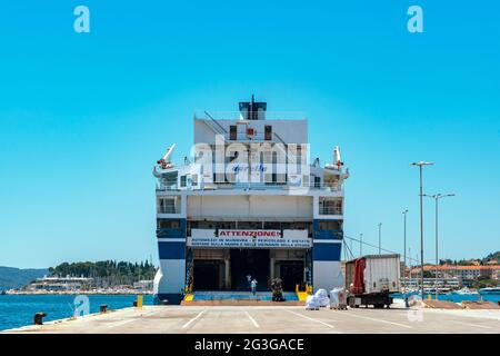 Split / Kroatien - 30. Juni 2019: Großes Passagierschiff in einem Hafen verladen. Stockfoto