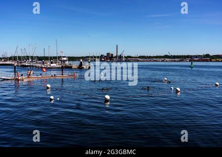 Kiel, Deutschland. Juni 2021. Frauen und Männer erfrischen sich in einem zum Schwimmen gesperrten Gebiet der Kieler Förde. Auch im Norden beginnt der Sommer mit großer Hitze. Quelle: Axel Heimken/dpa/Alamy Live News Stockfoto