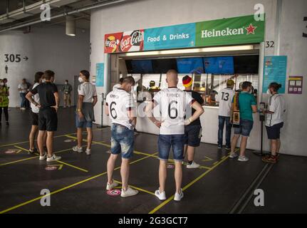 Fans in der Allianz Arena holen sich Getränke und Essen Frankreich - Deutschland München, 15.06.2021, Fussball, Saison 2020/21 Foto: Moritz Müller Stockfoto