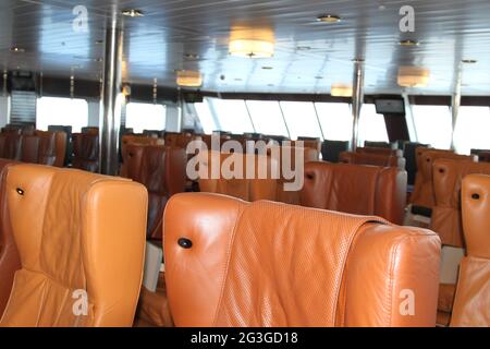 Das Innere des Fährschiffs verfügt über orangefarbene Ledersitze und Deckenbeleuchtung Stockfoto