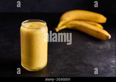 Lassi Drink ist Smoothies oder Milchshake auf dunklem Hintergrund. Traditionelle indische und pakistanische Erfrischung mit Joghurt, Banane, Gewürzen, Minze und Eis Stockfoto