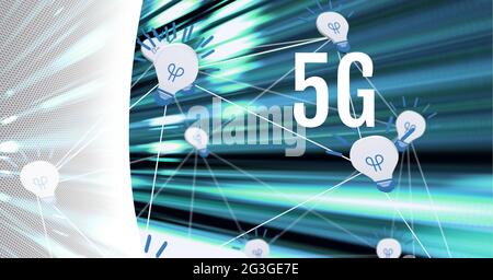 5g-Text über ein Netz von Verbindungen gegen grüne Lichtwege auf weißem Technologiehintergrund Stockfoto