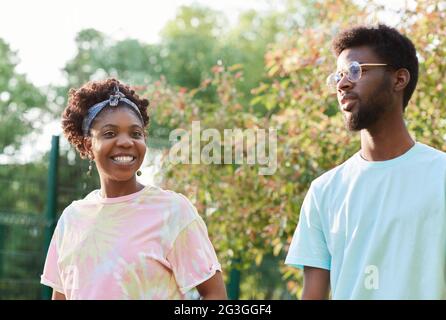 Junges afrikanisches Paar, das am Sommertag gemeinsam im Freien unterwegs ist Stockfoto