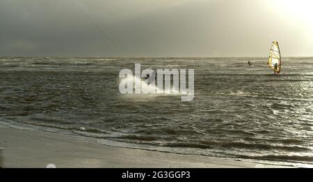 Kitesurfer in Sankt Peter Ording, Nordsee, Norddeutschland Stockfoto