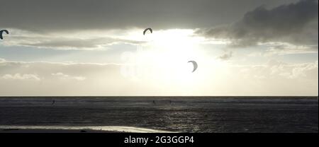 Kitesurfer in Sankt Peter Ording, Nordsee, Norddeutschland Stockfoto