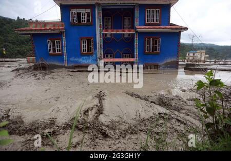 Sindhupalchowk, Nepal. Juni 2021. Teilweise untergetauchte Häuser werden als Überschwemmungswasser aus dem geschwollenen Melamchi-Fluss in das Dorf in Sindhupalchok, Nepal, 16. Juni 2021 gesehen. Quelle: Dipen Shrestha/ZUMA Wire/Alamy Live News Stockfoto