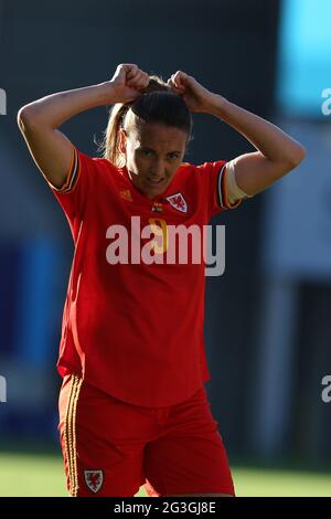 Llanelli, Großbritannien. Juni 2021. Kayleigh Green von Wales Frauen schaut auf. Women's international Football Friendly, Wales V Scotland at the Parc y Scarlets Stadium in Llanelli, South Wales on Tuesday 15th June 2021. PIC by Andrew Orchard/Andrew Orchard Sports Photography/Alamy Live News Credit: Andrew Orchard Sports Photography/Alamy Live News Stockfoto