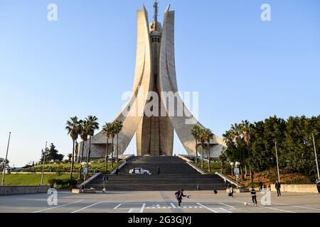 Kinder, die sich auf dem Platz des Maqam-Echahid-Denkmals, des Martyrs-Denkmals, der Gedenkstatue, Algier, Algerien Vergnügen. Stockfoto