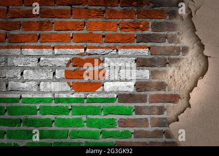 Dunkle Ziegelwand mit Gips - Niger Stockfoto
