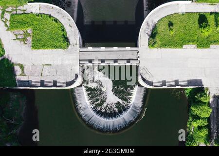 Wasserkraftwerk in Yaropolets Dorf, Luftaufnahme, Wolokolamsk Bezirk, Region Moskau. Hochwertige Fotos Stockfoto