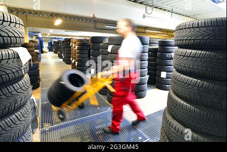 Kaufhaus mit Autoreifen in eine Garage - Reifenwechsel Stockfoto