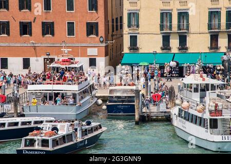 Venedig, Italien - 13. Juni 2016: Boote und Touristen füllen den Hafen in der Nähe des Markusplatzes, der oft als Markusplatz bekannt ist, ist der wichtigste öffentliche Platz Stockfoto