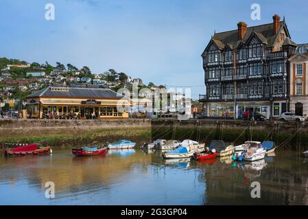 Dartmouth Harbour, UK, Blick im Sommer auf die südöstliche Ecke des Dartmouth Harbour, zeigt die Architektur der Epoche und die Champagnerbar Platform 1, Devon Stockfoto