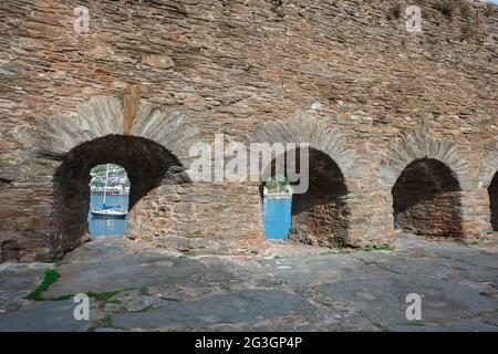 Bayard's Cove Fort, Blick auf die Feuerlöcher, oder Schießscharten, in den Überresten der Tudor-Ära Bayard's Cove Fort über dem River Dart, Dartmouth UK Stockfoto