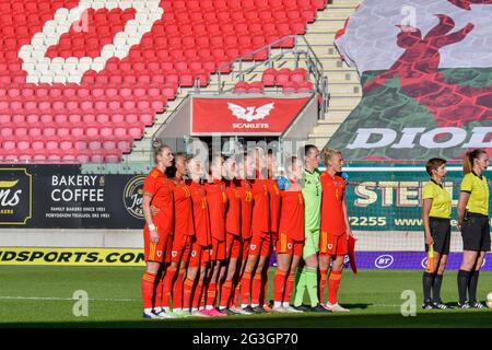 Llanelli, Wales. 15. Juni 2021. Die Fußballmannschaft der Wales Women singt am 15. Juni 2021 die Nationalhymne vor dem Freundschaftsspiel der Women's International zwischen den Wales Women und den Scotland Women im Parc y Scarlets in Llanelli, Wales, Großbritannien. Quelle: Duncan Thomas/Majestic Media/Alamy Live News. Stockfoto