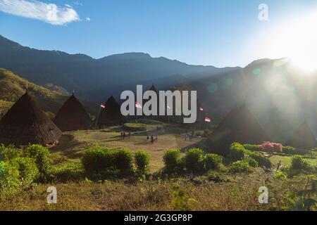 Das kleine Dorf WAE Rebo auf der Insel Flores, Indonesien, steht unter den Strahlen der Morgensonne mit seinen traditionellen kreisförmigen Häusern Stockfoto