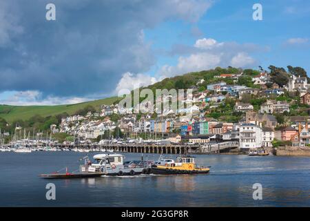 Dartmouth Kingswear Fähre, Blick auf die Lower Ferry, die den Fluss Dart überquert und Menschen und Autos zur Bayard's Cove in Dartmouth, Devon, Großbritannien, bringt Stockfoto
