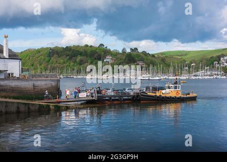 Dartmouth Fähre, Blick auf die Dartmouth - Kingswear Lower Ferry mit Autos und Passagieren an Bord in Bayard's Cove in Dartmouth, Devon, Großbritannien Stockfoto