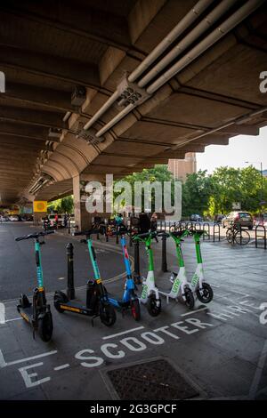 Eine E-Scooter-Station in Hammersmith - einer der wenigen Stadtteile, in denen ab Montag, dem 7. Juni 2021, Elektromopeds in London gemietet werden können. Stockfoto