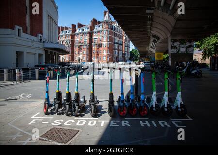 Eine E-Scooter-Station in Hammersmith - einer der wenigen Stadtteile, in denen ab Montag, dem 7. Juni 2021, Elektromopeds in London gemietet werden können. Stockfoto