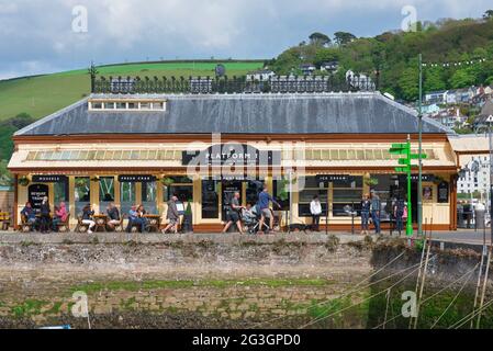 Plattform 1 Dartmouth, Blick auf die Champagne Bar und das Restaurant Platform 1, ein ehemaliges GWR-Bahnhofsgebäude neben dem Hafen von Dartmouth, Devon, Großbritannien Stockfoto