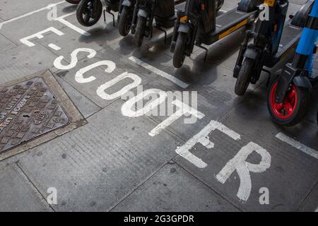 Eine E-Scooter-Station in Hammersmith - einer der wenigen Stadtteile, in denen ab Montag, dem 7. Juni 2021, Elektromopeds in London gemietet werden können. Stockfoto