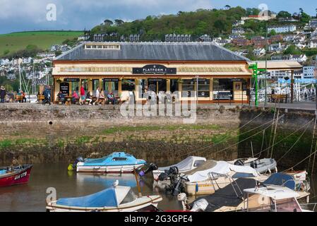 Plattform 1 Dartmouth, Blick auf die Champagne Bar und das Restaurant Platform 1, ein ehemaliges GWR-Bahnhofsgebäude neben dem Hafen von Dartmouth, Devon, Großbritannien Stockfoto