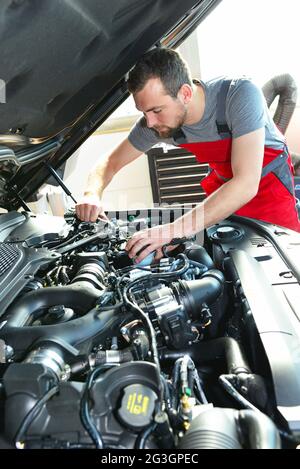 Automechaniker Reparaturen Fahrzeug in der Werkstatt Stockfoto