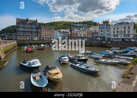 Dartmouth Harbour UK, Blick im Sommer auf die südwestliche Ecke des Dartmouth Harbour mit Geschäften am Kai und Architektur aus der Zeit, Devon, England Stockfoto