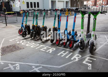 Eine E-Scooter-Station in Hammersmith - einer der wenigen Stadtteile, in denen ab Montag, dem 7. Juni 2021, Elektromopeds in London gemietet werden können. Stockfoto