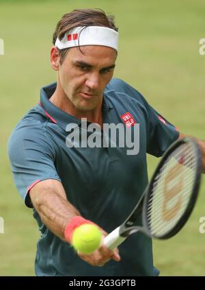 Halle, Deutschland. Juni 2021. Tennis: ATP Tour Singles, Herren, 16. Runde, Auger-Aliassime (Kanada) - Federer (Schweiz). Roger Federer spielt eine Rückhand. Quelle: Friso Gentsch/dpa/Alamy Live News Stockfoto