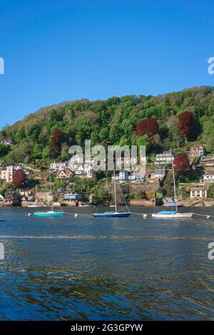 Dartmouth Devon, Blick im Sommer auf Boote, die im River Dart vor dem Hintergrund der Southtown-Region von Dartmouth, South Hams, Devon, England, festgemacht sind Stockfoto