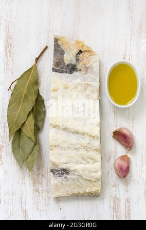 Gesalzener Kabeljaufisch mit Öl und Knoblauch Stockfoto