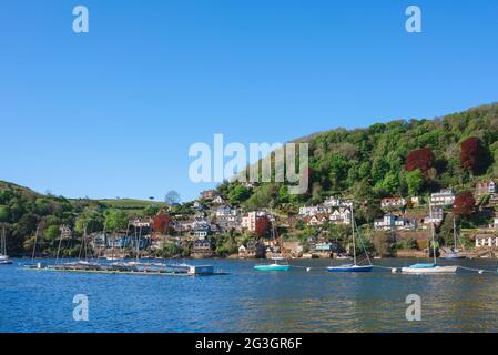 River Dart, Blick im Sommer auf Boote, die auf dem River Dart vor dem Hintergrund der Southtown-Gegend von Dartmouth, South Hams, Devon, England, festgemacht sind Stockfoto