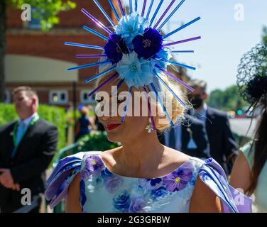 Ascot, Bergen, Großbritannien. Juni 2021. Rennfahrer kommen am zweiten Tag von Royal Ascot 2021 an, da die Temperaturen heute auf 28 Grad ansteigen werden. Auf der Pferderennbahn Ascot sind im Rahmen der Covid-19-Sperrbeschränkungen 12,000 Gäste pro Tag erlaubt. Rennfahrer müssen vor dem Eintritt in die Rennbahn einen negativen Covid-19 Lateral Flow Test durchführen. Quelle: Maureen McLean/Alamy Live News Stockfoto