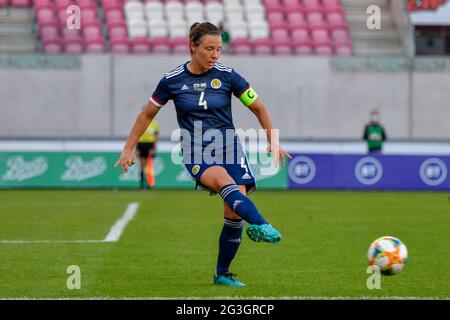 Llanelli, Wales. 15. Juni 2021. Die schottische Captain Rachel Corsie beim Freundschaftsspiel der Frauen von Wales und den schottischen Frauen im Parc y Scarlets in Llanelli, Wales, Großbritannien, am 15. Juni 2021. Quelle: Duncan Thomas/Majestic Media/Alamy Live News. Stockfoto