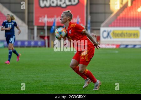 Llanelli, Wales. 15. Juni 2021. Jess Fishlock of Wales Women kontrolliert den Ball beim Freundschaftsspiel von Women's International zwischen Wales Women und Scotland Women am 15. Juni 2021 im Parc y Scarlets in Llanelli, Wales, Großbritannien. Quelle: Duncan Thomas/Majestic Media/Alamy Live News. Stockfoto