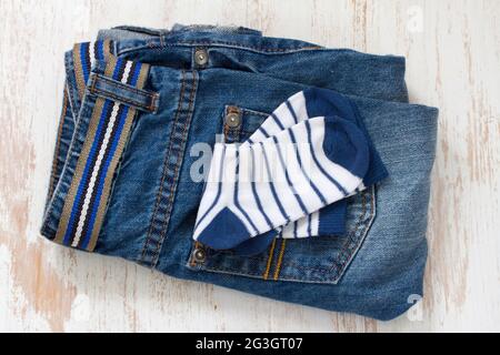 Baby Jeans und Socken Stockfoto