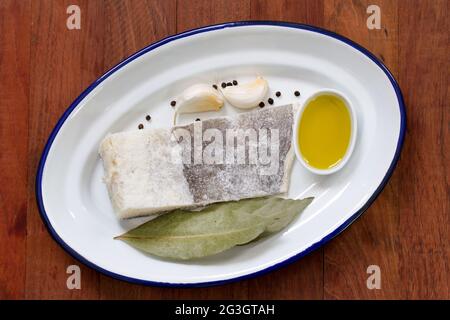 Gesalzener Kabeljau mit Öl Stockfoto