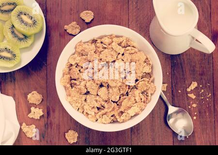 Cerealien in einer weißen Schüssel und Kiwi Stockfoto