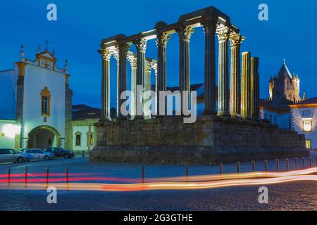 Evora, Bezirk Evora, Alentejo, Portugal. Der römische Tempel, oft der Tempel der Diana genannt. Auf der linken Seite ist die Kirche des Convento dos Loios, Stockfoto