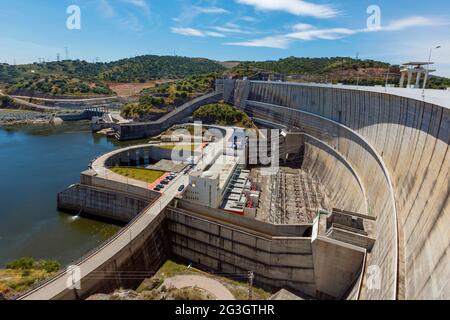 Grenze der Bezirke Evora und Beja, Alentejo, Portugal. Der Alqueva-Staudamm am Fluss Guadiana. Barragem de Alqueva. Stockfoto